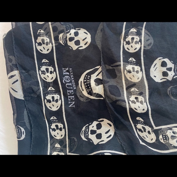 Alexander McQueen Accessories - Alexander McQueen silk skull scarf